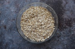 Медово-овсяные корзиночки с консервированными фруктами - шаг 2