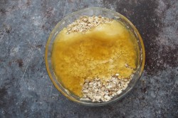 Медово-овсяные корзиночки с консервированными фруктами - шаг 3