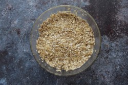 Медово-овсяные корзиночки с консервированными фруктами - шаг 4