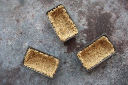 Медово-овсяные корзиночки с консервированными фруктами - шаг 6