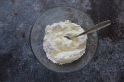 Медово-овсяные корзиночки с консервированными фруктами - шаг 7