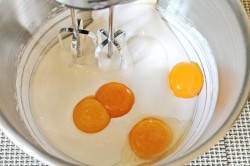 Медовый бисквит для торта - шаг 5