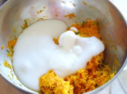 Морковный рулет с сырной начинкой - шаг 2