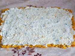 Морковный рулет с сырной начинкой - шаг 7