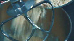 Морковный торт с карамелью, грецкими орехами и сливками - шаг 10