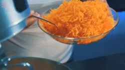 Морковный торт с карамелью, грецкими орехами и сливками - шаг 11