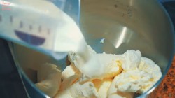 Морковный торт с карамелью, грецкими орехами и сливками - шаг 17