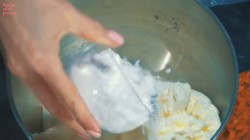 Морковный торт с карамелью, грецкими орехами и сливками - шаг 18