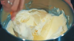 Морковный торт с карамелью, грецкими орехами и сливками - шаг 19