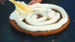 Морковный торт с карамелью, грецкими орехами и сливками - шаг 22