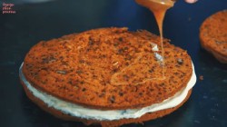 Морковный торт с карамелью, грецкими орехами и сливками - шаг 23