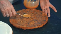 Морковный торт с карамелью, грецкими орехами и сливками - шаг 24