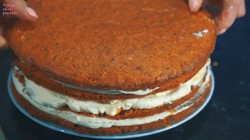 Морковный торт с карамелью, грецкими орехами и сливками - шаг 25