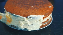 Морковный торт с карамелью, грецкими орехами и сливками - шаг 26