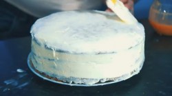 Морковный торт с карамелью, грецкими орехами и сливками - шаг 27