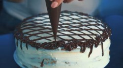 Морковный торт с карамелью, грецкими орехами и сливками - шаг 28