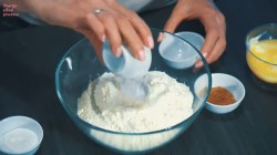 Морковный торт с карамелью, грецкими орехами и сливками - шаг 2