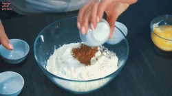 Морковный торт с карамелью, грецкими орехами и сливками - шаг 4