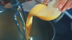 Морковный торт с карамелью, грецкими орехами и сливками - шаг 8