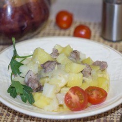 Мясо свинины и картошка в горшочках в микроволновке