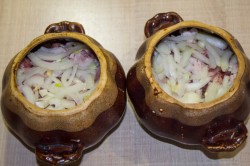 Мясо свинины и картошка в горшочках в микроволновке - шаг 12