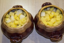 Мясо свинины и картошка в горшочках в микроволновке - шаг 13