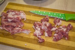 Мясо свинины и картошка в горшочках в микроволновке - шаг 2