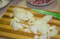 Мясо свинины и картошка в горшочках в микроволновке - шаг 3