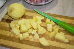 Мясо свинины и картошка в горшочках в микроволновке - шаг 4