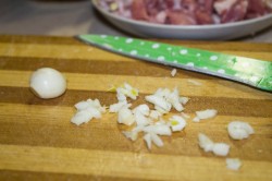 Мясо свинины и картошка в горшочках в микроволновке - шаг 5