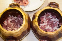 Мясо свинины и картошка в горшочках в микроволновке - шаг 6