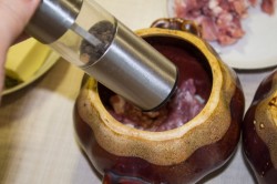 Мясо свинины и картошка в горшочках в микроволновке - шаг 7