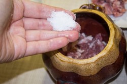 Мясо свинины и картошка в горшочках в микроволновке - шаг 8