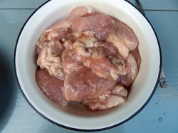 Мясо в фольге на углях - шаг 1