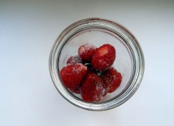 Наливка из клубники - шаг 2 Наливка из клубники - шаг 2