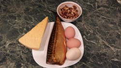 Паштет из копченой скумбрии и грецких орехов - шаг 1