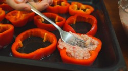 Мясной фарш запеченный в кружочках болгарского перца - шаг 5