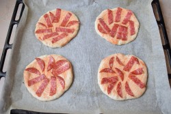 Мини пицца в духовке - шаг 7