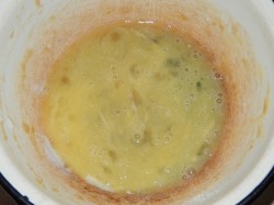 Пышные оладьи на прокисшем кефире - шаг 2 Пышные оладьи на прокисшем кефире - шаг 2