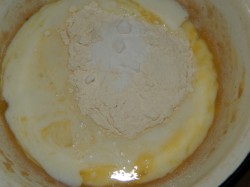 Пышные оладьи на прокисшем кефире - шаг 4 Пышные оладьи на прокисшем кефире - шаг 4