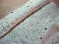 Рулет из лаваша с сыром и зеленым луком - шаг 7