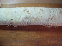 Рулет из лаваша с сыром и зеленым луком - шаг 8