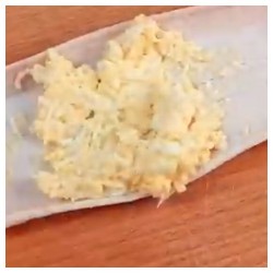 Рулетики из крабовых палочек с майонезом сыром яйцом - шаг 4