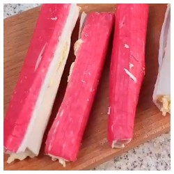 Рулетики из крабовых палочек с майонезом сыром яйцом - шаг 5