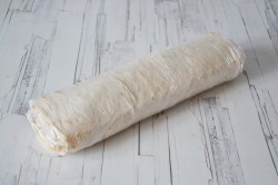 Рулет из лаваша с крабовыми палочками сыром и яйцом - шаг 11