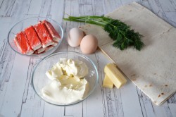 Рулет из лаваша с крабовыми палочками сыром и яйцом - шаг 1