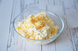 Рулет из лаваша с крабовыми палочками сыром и яйцом - шаг 2