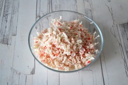 Рулет из лаваша с крабовыми палочками сыром и яйцом - шаг 3