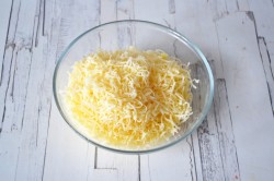 Рулет из лаваша с крабовыми палочками сыром и яйцом - шаг 4