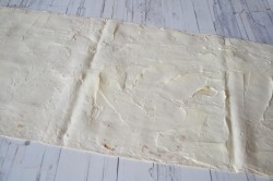 Рулет из лаваша с крабовыми палочками сыром и яйцом - шаг 6